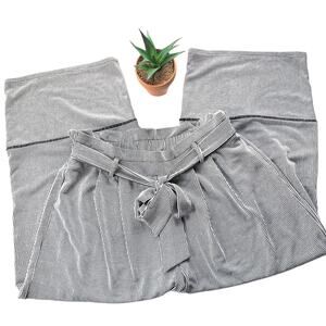 Urban Romantics Womens Pants Size Medium Paper Bag Waist Capri Wide Leg Stripe